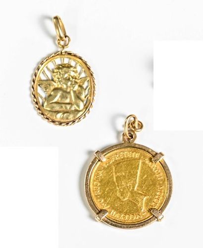 null Two religious medals in yellow gold

18k (750 thousandths) 

Total weight: 9.6...