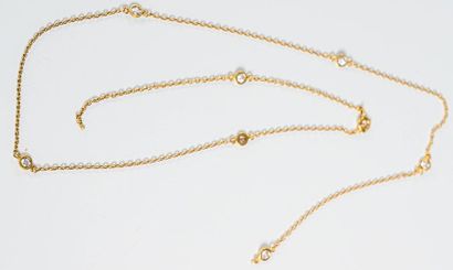 null Maillions Curb Chain

in 18k gold (750 thousandths) and alternating white stones...