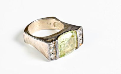 null Silver Ring

set with a green stone in a white stone surround

Gross weight:...