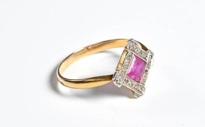 null Yellow gold ring

18k (750 thousandths) set with a faceted pink stone in a geometric...