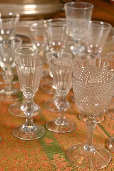 null Réunion de vingt-cinq verres à pied, de modèles différents, en verre soufflé...