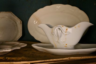 null Lot divers en faïence et porcelaine blanche, dont un plat du XVIIIe siècle
...