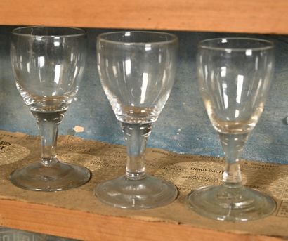 null Lot de onze verres ovoïdes à pied
XIXe siècle
Petites différences de modèle...