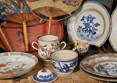 null ASIE
Lot divers de porcelaines, laques, éventails de la Chine et du Japon
XVIIIe...