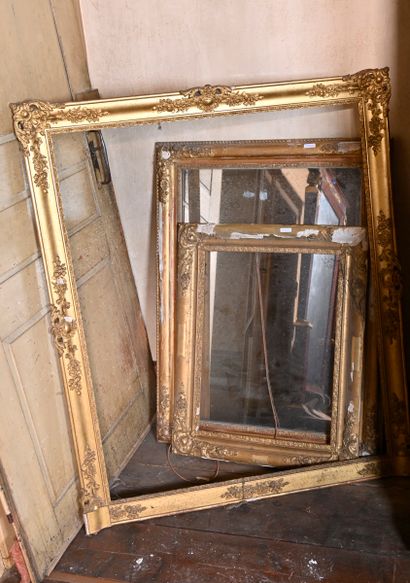 null Lot comprenant un miroir et deux cadres seul en stuc doré
Miroir : H. 111 cm...