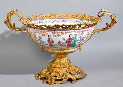 null CHINA - Canton Round porcelain cup on heel, with polychrome enamel decoration...