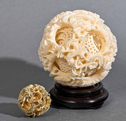 null ** CHINA Set of two ivory cantonal balls 

D. 9 cm and 3 cm approx.



** This...
