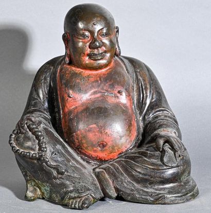 null CHINA Buddha sitting in bronze patinated and red lacquered, his dress engraved

Late...