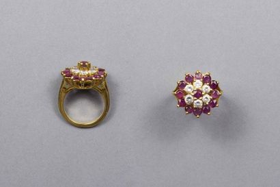 null 18k (750 thousandths) yellow gold ring forming a rosette, set with round rubies...