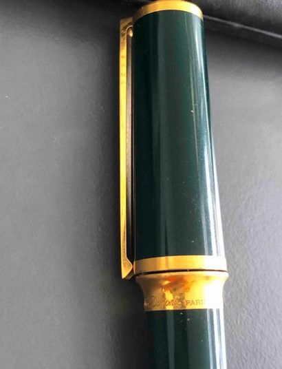 null ST DUPONT n°52DKH20. Green fountain pen with 18 carat gold nib finish.
Scratches...