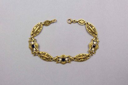 null 18k (750 thousandths) yellow gold bracelet made of seven links with openwork...