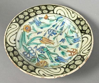 null IZNIK Turkey

Ceramic soup dish with floral

decoration D. 26,5 cm 

Restor...