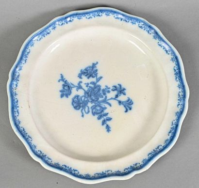 null MIDI

Round earthenware dish with blue monochrome decoration of a bouquet of...