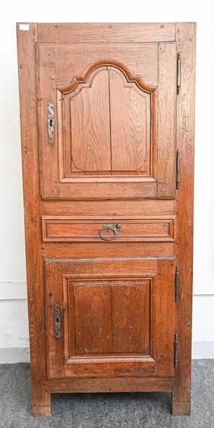 null Oak standing man with two molded

doors and a drawer Late 19th century

H. 174...