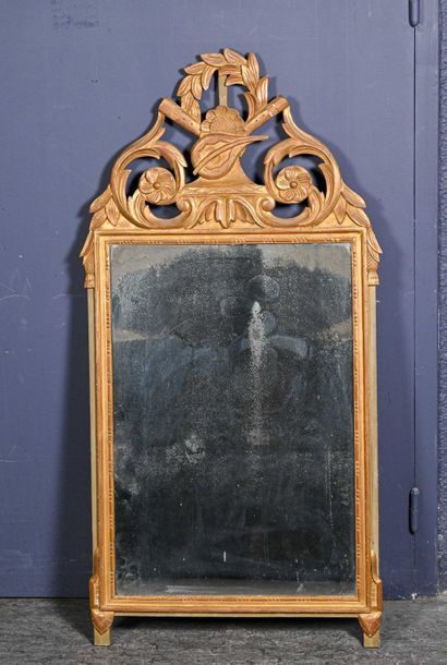 null Gilded wooden mirror with pediment decorated with quivers and stylized flowers...