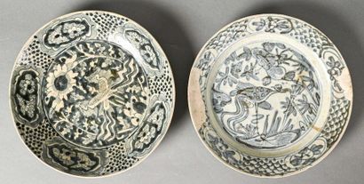 null CHINA


Set of two porcelain plates with a white background decorated in blue,...