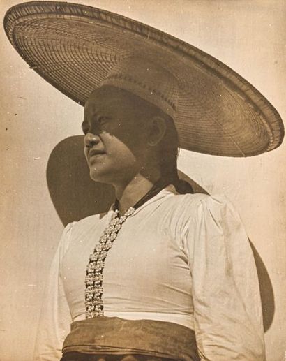 null ANONYMOUS Asian woman with braided hat, c. 1965

Vintage silver print.

Beautiful...