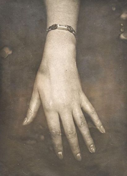 null MARTIAL Paul
Woman's right hand, c. 1935
Period silver print. Probably for the...