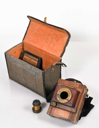 null Compact mahogany travel camera in its MOLTENI-Paris cover and lens. As it i...