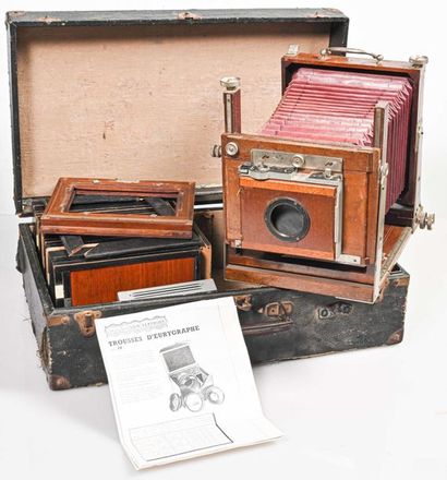 null Travel camera, folding.
Body is made of varnished wood, with red leather gusset....