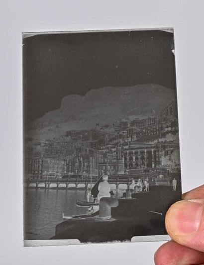 null Set of mono negatives on glass 1900-1930
-228 Plates.
Formats: 9 x 12 cm / 8.5...