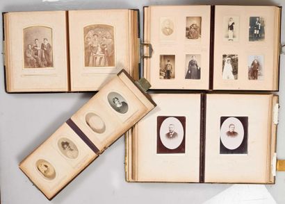 null Lot de quatre albums reliés cuir de portraits de famille, fin du XIXe. Contiennent...