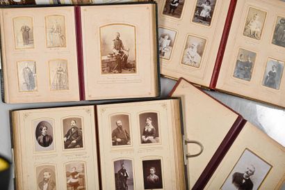 null Lot de 5 albums portraits de famille reliés cuir XIXème - XXème siècle. Environ...