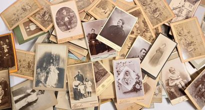 null Portraits, groupes, scènes…XIXe-XXe Boîte d’environ 150 cartes cabinet avec...