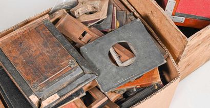 null Batch of numerous wooden press frames and metal slide frames (various states)....