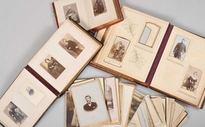 null Portraits, 1860-1910 Trois albums et vrac comprenant environ 160 CDV ou cartes...