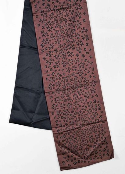 null HERMES Paris, PIERRE BALMAIN pour la Bred
Double sided silk scarf, brown printed...