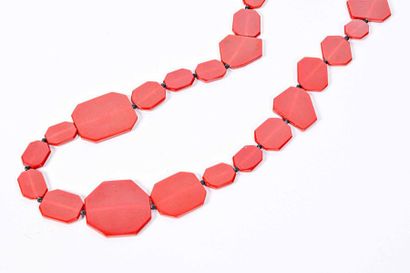 ANONYME. Long necklace with cut plates in red resin.