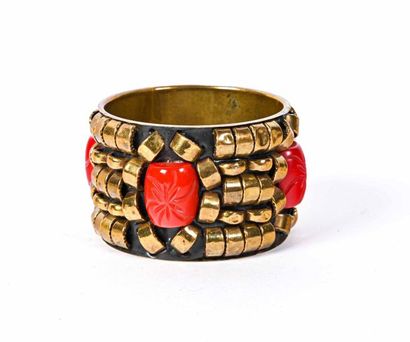 ANONYME. Large gilded brass and engraved resin cuff bracelet enhanced with coral...