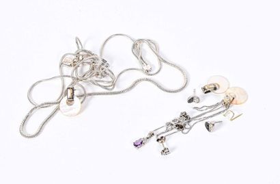 Petit lot de bijoux fantaisie en dont : A pair of silver heart earrings (missing...