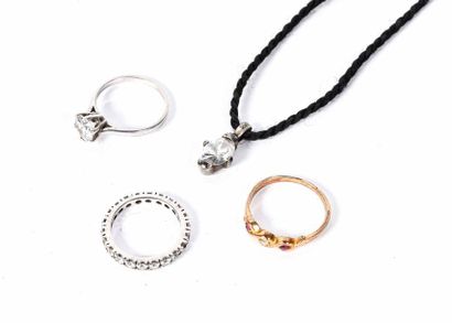 Petit lot de bijoux fantaisie en argent dont : three rings and a pendant set with...
