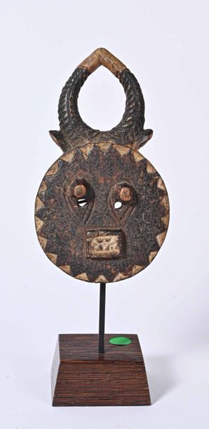 Petit masque Baoulé, Goli Kplé Côte d’Ivoire

H. 15,3 cm 

Polychromie : noire, blanche...
