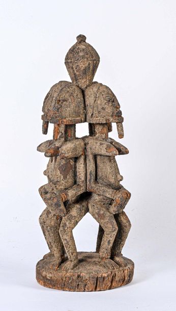 Autel Dogon Mali

48 cm

Sculpture-autel structurée en trois nommo debouts jambes...