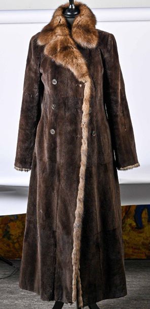VALENTINO Mink coat - T 38 
L. 130 cm 
L. sleeves: 62 cm 
Shoulder width: approx....
