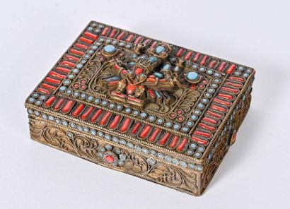 TIBET - Fin du XIXe siècle Small gilded brass box with Vishnu decoration, inlaid...