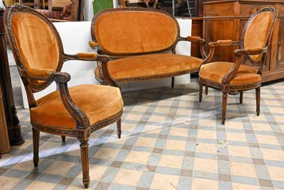 Canapé et deux fauteuils made of natural wood 

Louis XVI style