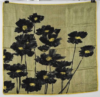 Pierre BALMAIN Carré en soie imprimée à motif de fleurs à dominante noir, kaki, jaune.

Bon...