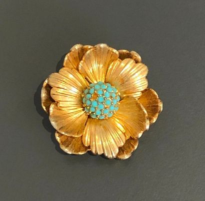 Broche fleur ornée en son centre de petites perles en verre turquoise, plaqué or...