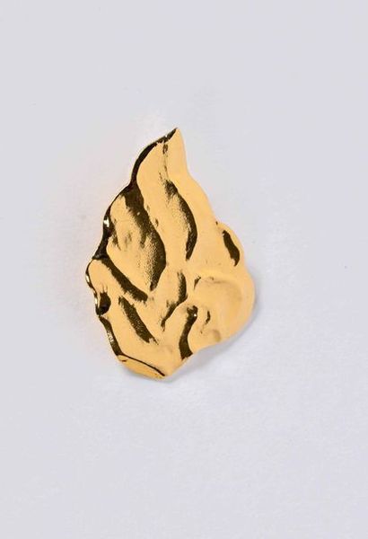 Yves Saint LAURENT Gilded metal brooch with hammered leaf decoration

H. 4 cm 

In...