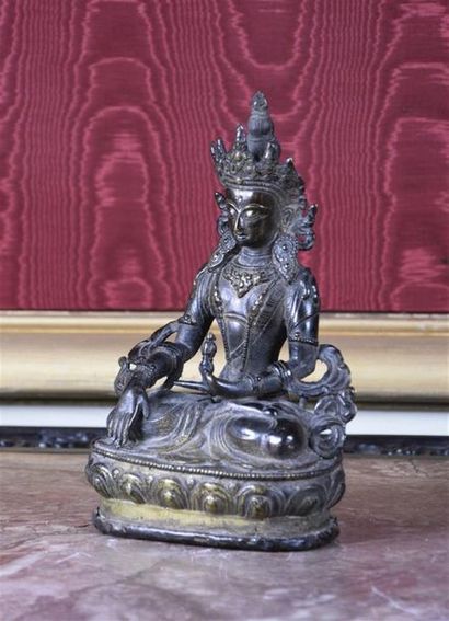 null TIBET XIXe siècle
Guanyin assise en bronze, faisant le geste de prise à la terre...