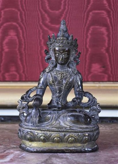null TIBET XIXe siècle
Guanyin assise en bronze, faisant le geste de prise à la terre...