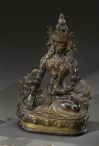 null TIBET XIXe siècle
Guanyin assise en bronze, faisant le geste de prise à la terre...