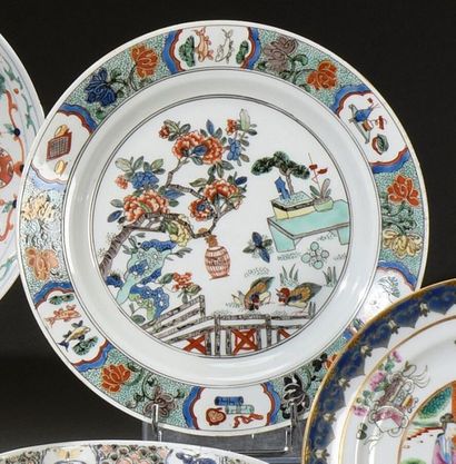 null CHINE - Fin du XIXe siècle
Assiette en porcelaine, à décor polychrome et or...