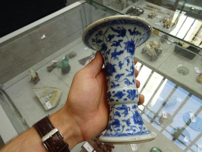 null CHINE - Période Transition (XVIIe siècle)
Vase en porcelaine de forme gu, à...
