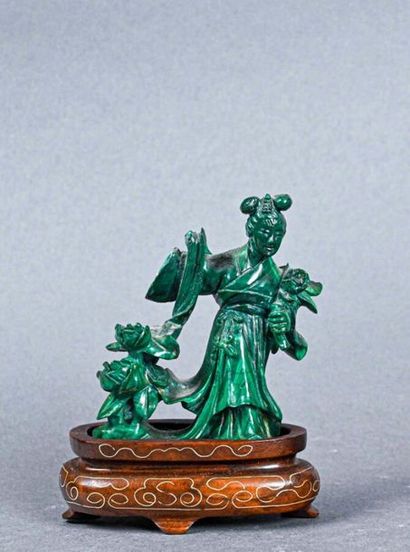 null CHINE - Début du XXe siècle
Sujet en malachite sculptée représentant une dame...