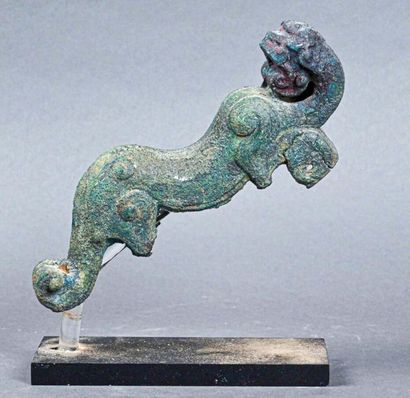 null CHINE - Début du XXe siècle
Anse de vase en bronze à forme d'un dragon stylisé
L....